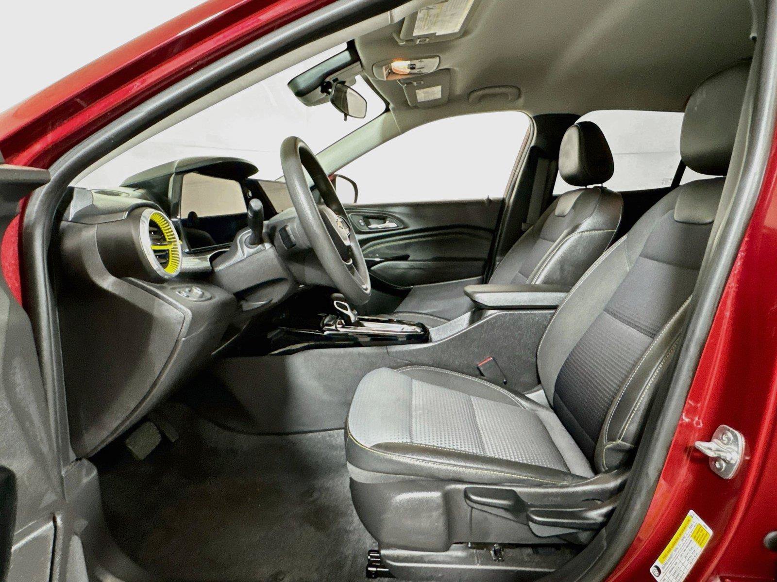 Used 2025 Chevrolet Trax LT FWD image 17