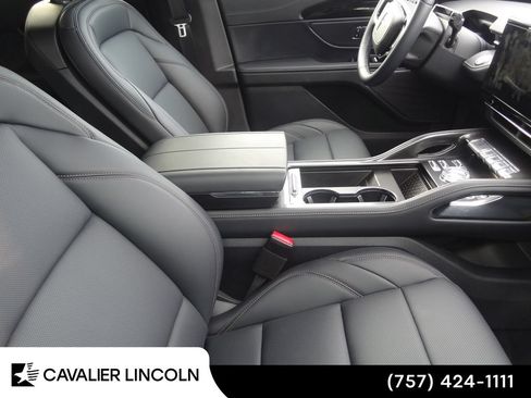 Used 2026 Lincoln Nautilus Premier AWD/4WD image 10