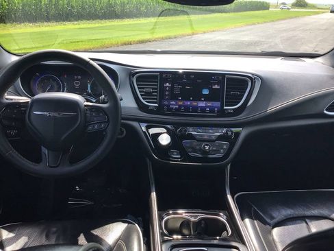 Used 2025 Chrysler Pacifica Limited FWD image 22