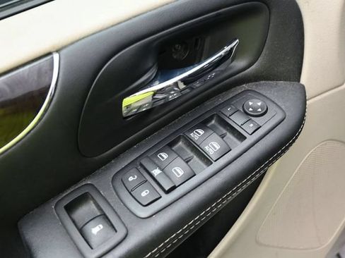 Used 2016 Chrysler Town & Country Touring w/ Driver Convenience Group FWD image 13