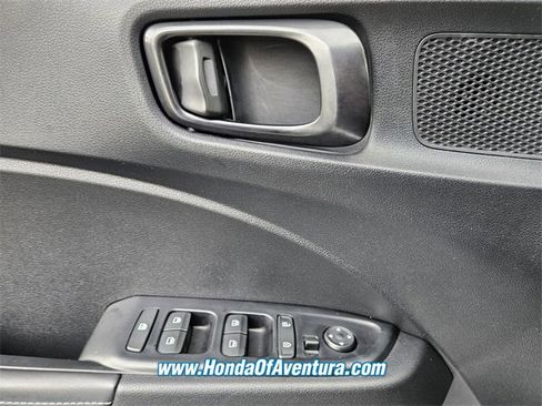 Used 2022 Hyundai Venue Limited image 19