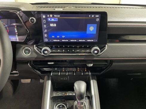 Used 2023 Chevrolet Colorado Z71 w/ Z71 Convenience Package 2 AWD/4WD image 16