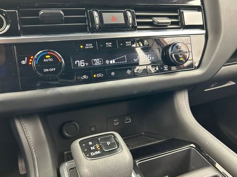 Used 2024 Nissan Pathfinder SL w/ SL Premium Package FWD image 25