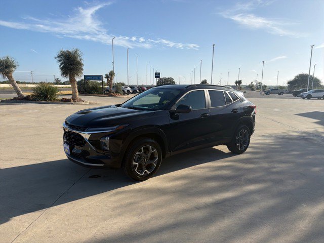 Used 2025 Chevrolet Trax LT FWD image 3