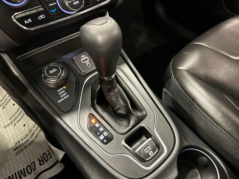 Used 2019 Jeep Cherokee Latitude Plus w/ Comfort/Convenience Group AWD/4WD image 26