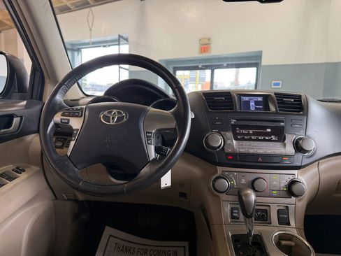 Used 2011 Toyota Highlander SE w/ Tow Pkg FWD image 16