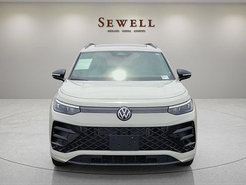 Used 2026 Volkswagen Tiguan SE R-Line FWD image 8