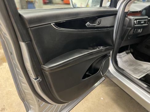 Used 2023 Lincoln Nautilus Reserve image 8