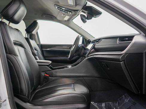 Used 2023 Jeep Grand Cherokee Limited w/ Black Appearance Package image 12