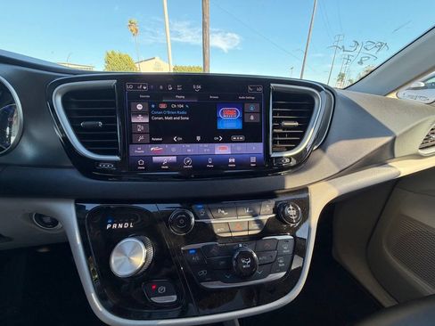 Used 2024 Chrysler Pacifica Touring-L FWD image 21