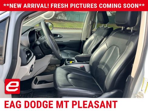 Used 2023 Chrysler Pacifica Touring-L FWD image 5
