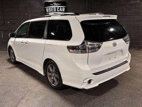 Used 2017 Toyota Sienna SE Premium FWD image 3