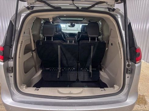 Used 2024 Chrysler Pacifica Limited image 5