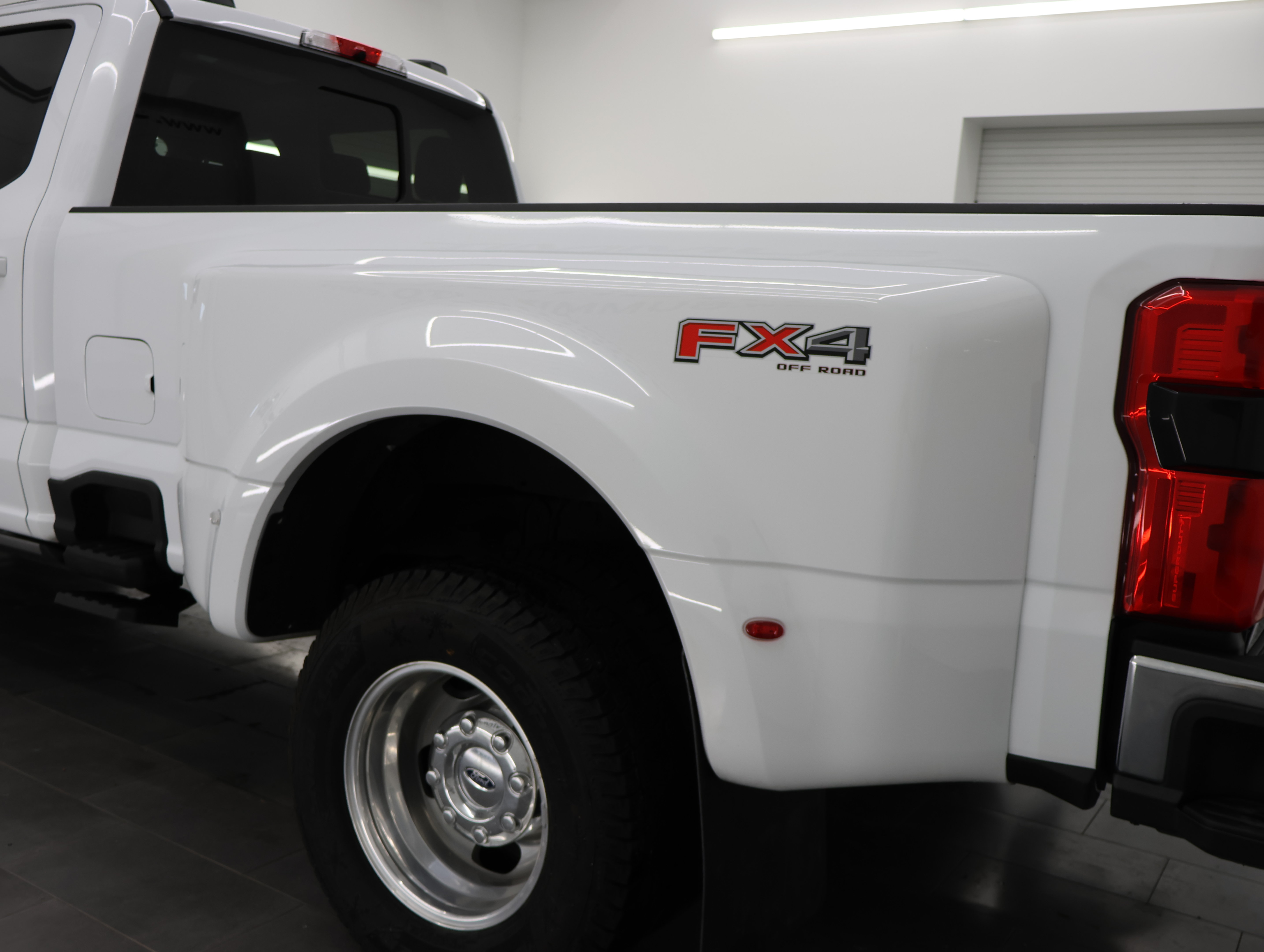 Used 2024 Ford F350 Lariat w/ Lariat Ultimate Package AWD/4WD image 35