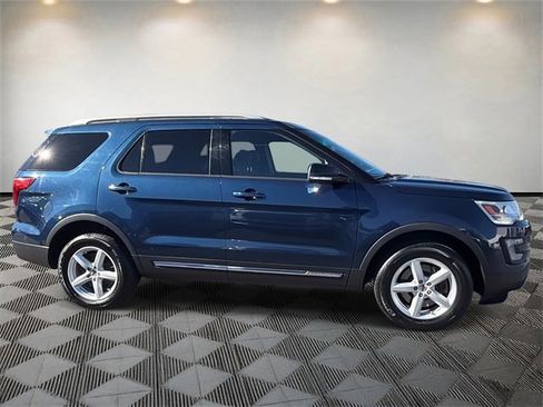 Used 2017 Ford Explorer XLT image 4