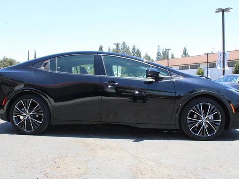 Used 2024 Toyota Prius XLE FWD image 29