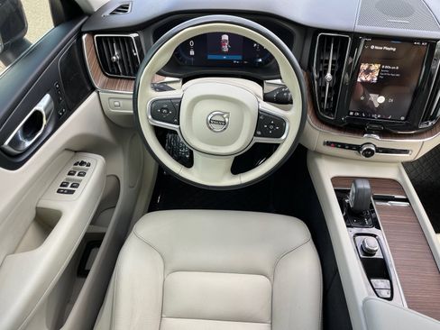 Used 2022 Volvo XC60 B5 Momentum w/ Advanced Package AWD/4WD image 13