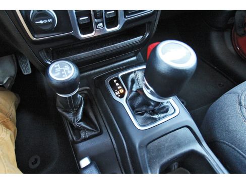Used 2024 Jeep Wrangler Unlimited Sahara AWD/4WD image 28