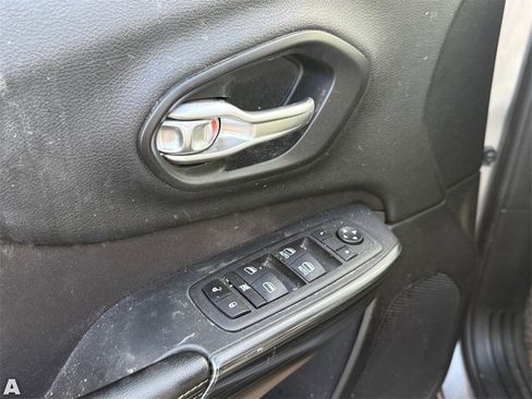 Used 2016 Jeep Cherokee Latitude image 11