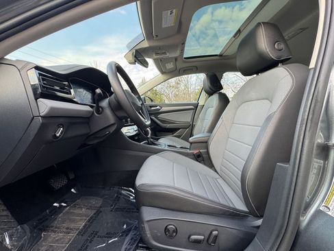 Used 2025 Volkswagen Jetta SE image 23