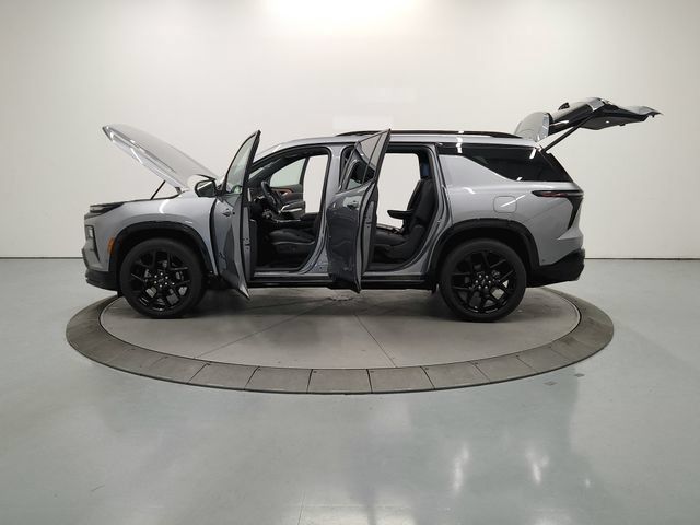 Used 2025 Chevrolet Traverse RS FWD image 13