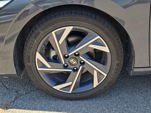 Used 2025 Hyundai Elantra Limited FWD image 11