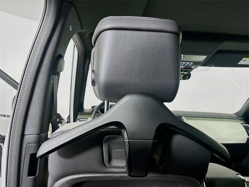 Certified 2023 Land Rover Discovery Metropolitan Edition image 26