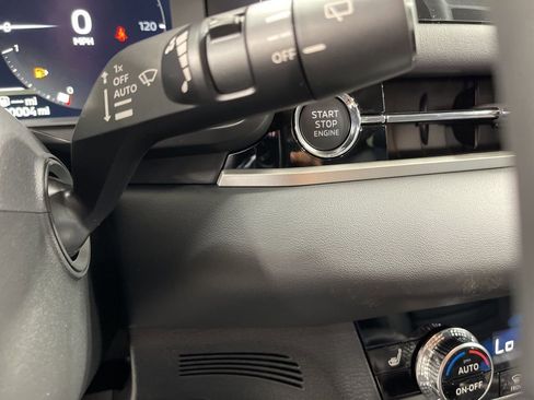 New 2025 Mitsubishi Outlander SE image 15