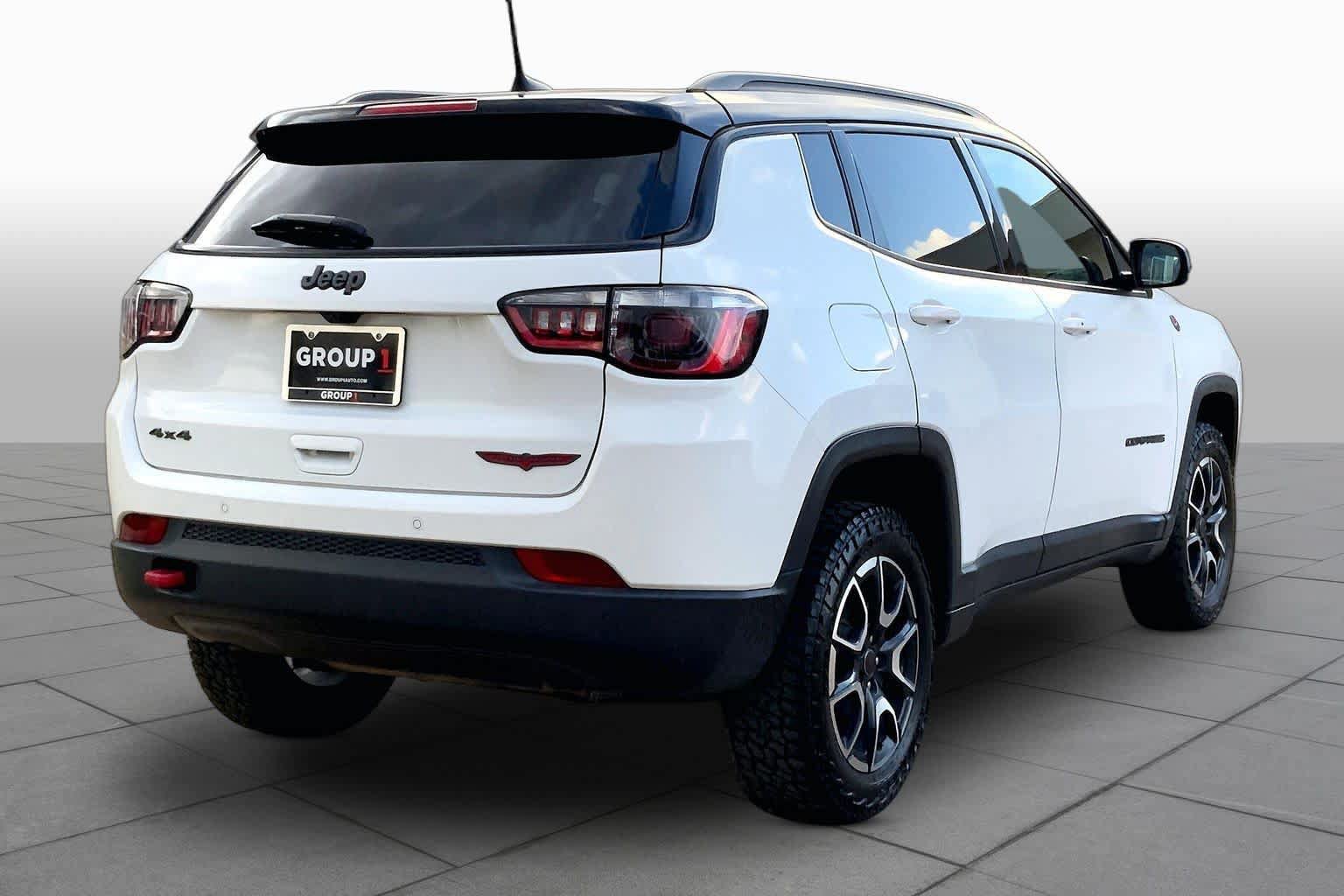 Used 2025 Jeep Compass Trailhawk AWD/4WD image 13