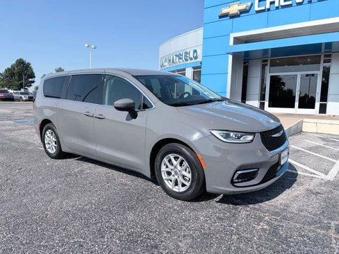 Used 2023 Chrysler Pacifica Touring-L FWD image 2