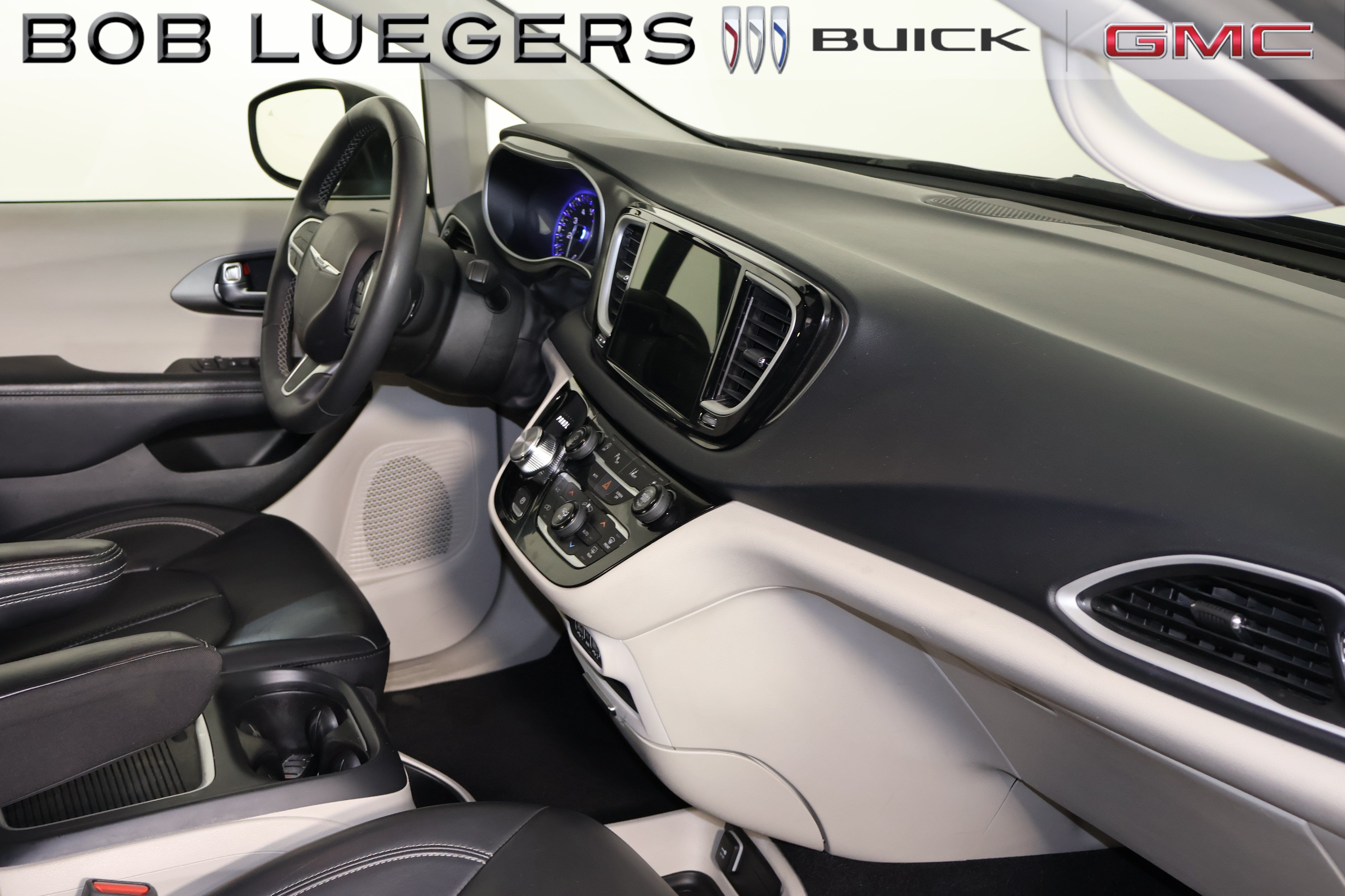 Used 2023 Chrysler Pacifica Touring-L FWD image 17