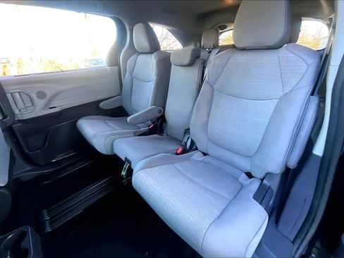 Used 2024 Toyota Sienna LE image 19