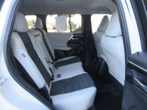 Used 2025 Mitsubishi Outlander SE image 25