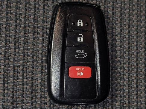 Used 2020 Toyota Highlander LE FWD image 32