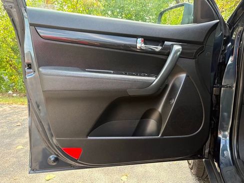 Used 2012 Kia Sorento LX w/ Convenience Pkg image 19