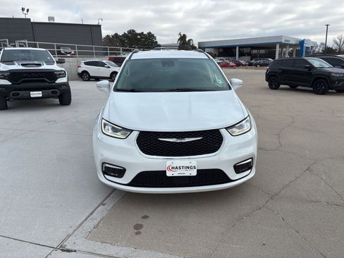 Used 2022 Chrysler Pacifica Touring-L image 11