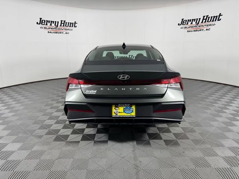 Used 2025 Hyundai Elantra SE FWD image 8
