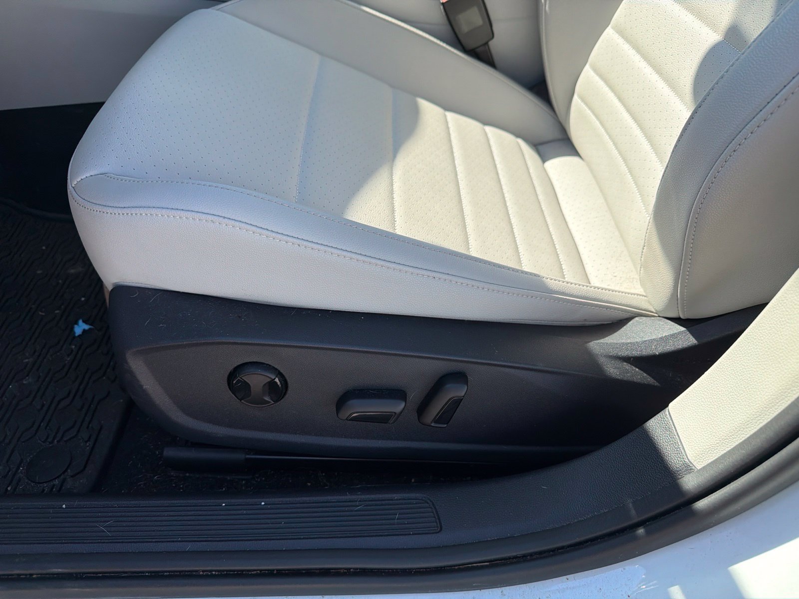 Used 2023 Volkswagen Jetta SE w/ Panoramic Sunroof Package FWD image 21