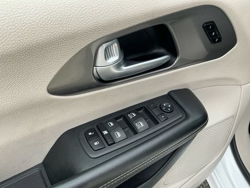 Used 2024 Chrysler Pacifica Touring-L FWD image 16