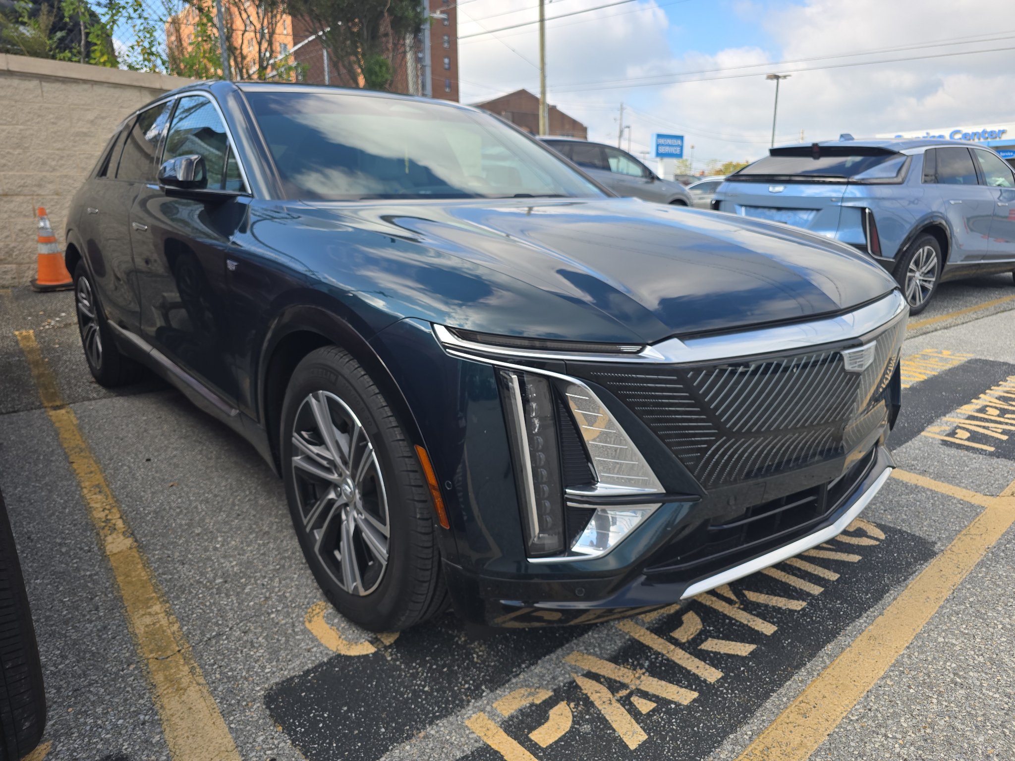 Used 2024 Cadillac Lyriq Luxury AWD/4WD image 2