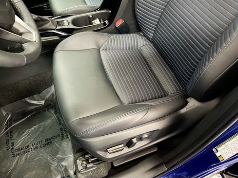 Used 2025 Toyota Corolla Cross XSE w/ Convenience Package image 19