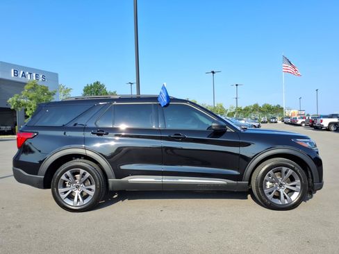 Certified 2025 Ford Explorer Active w/ Active Comfort Package AWD/4WD image 2