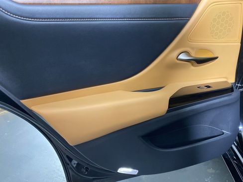 Certified 2022 Lexus ES 350 w/ Premium Package image 26