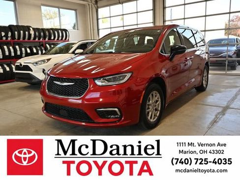 Used 2025 Chrysler Pacifica Select FWD image 1