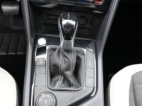 Certified 2025 Volkswagen Taos SE image 24