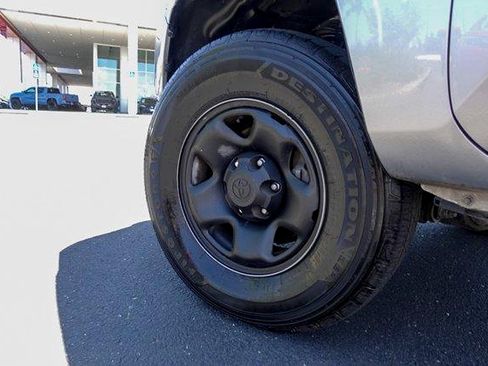 Used 2018 Toyota Tacoma SR5 RWD image 9