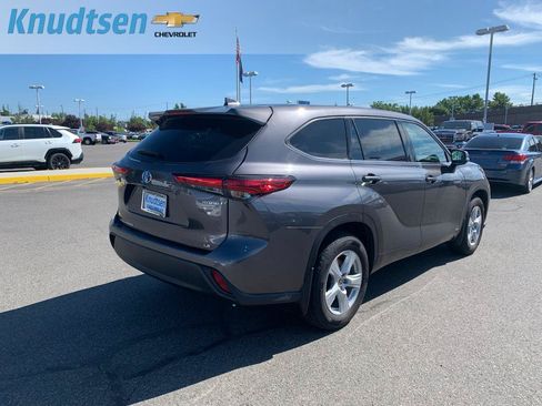 Used 2021 Toyota Highlander LE AWD/4WD image 7