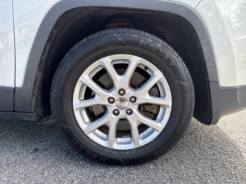 Used 2018 Jeep Cherokee Latitude w/ Cold Weather Group FWD image 33