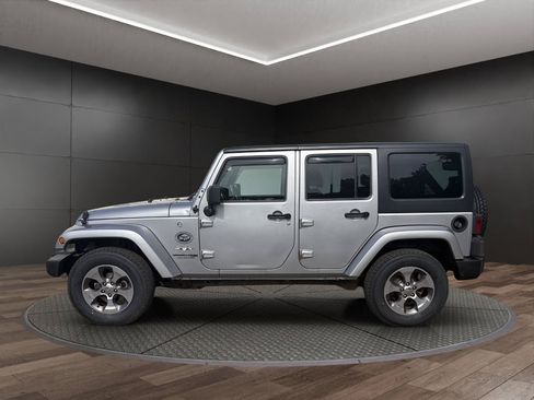 Used 2018 Jeep Wrangler Unlimited Sahara w/ Connectivity Group AWD/4WD image 5