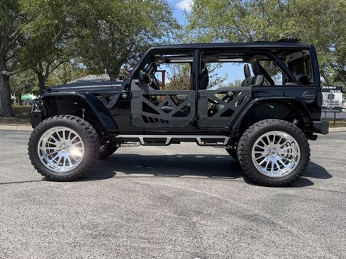 Used 2024 Jeep Wrangler Unlimited Rubicon AWD/4WD image 5
